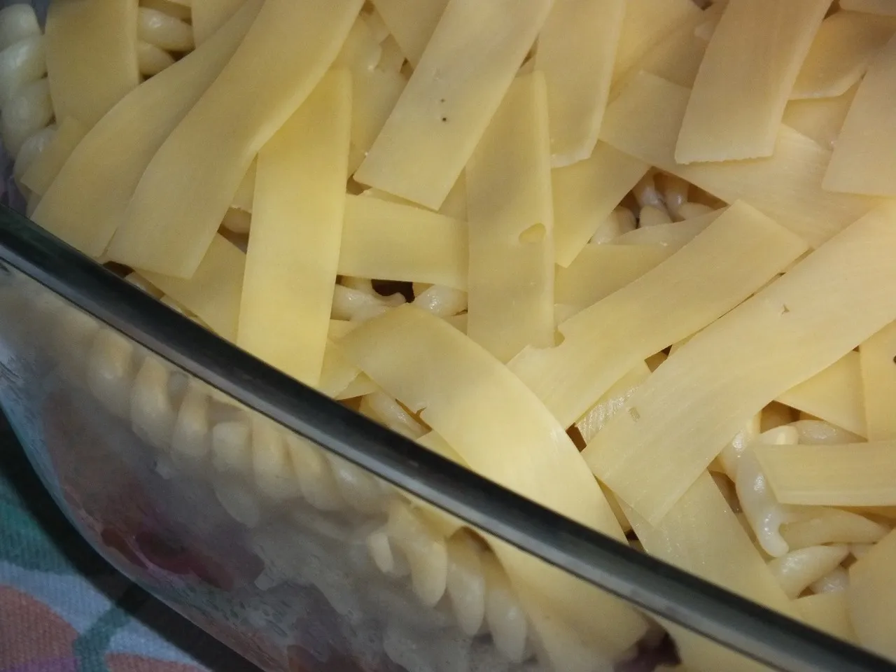 Zapiekanka makaronowa z szynką pod beszamelem