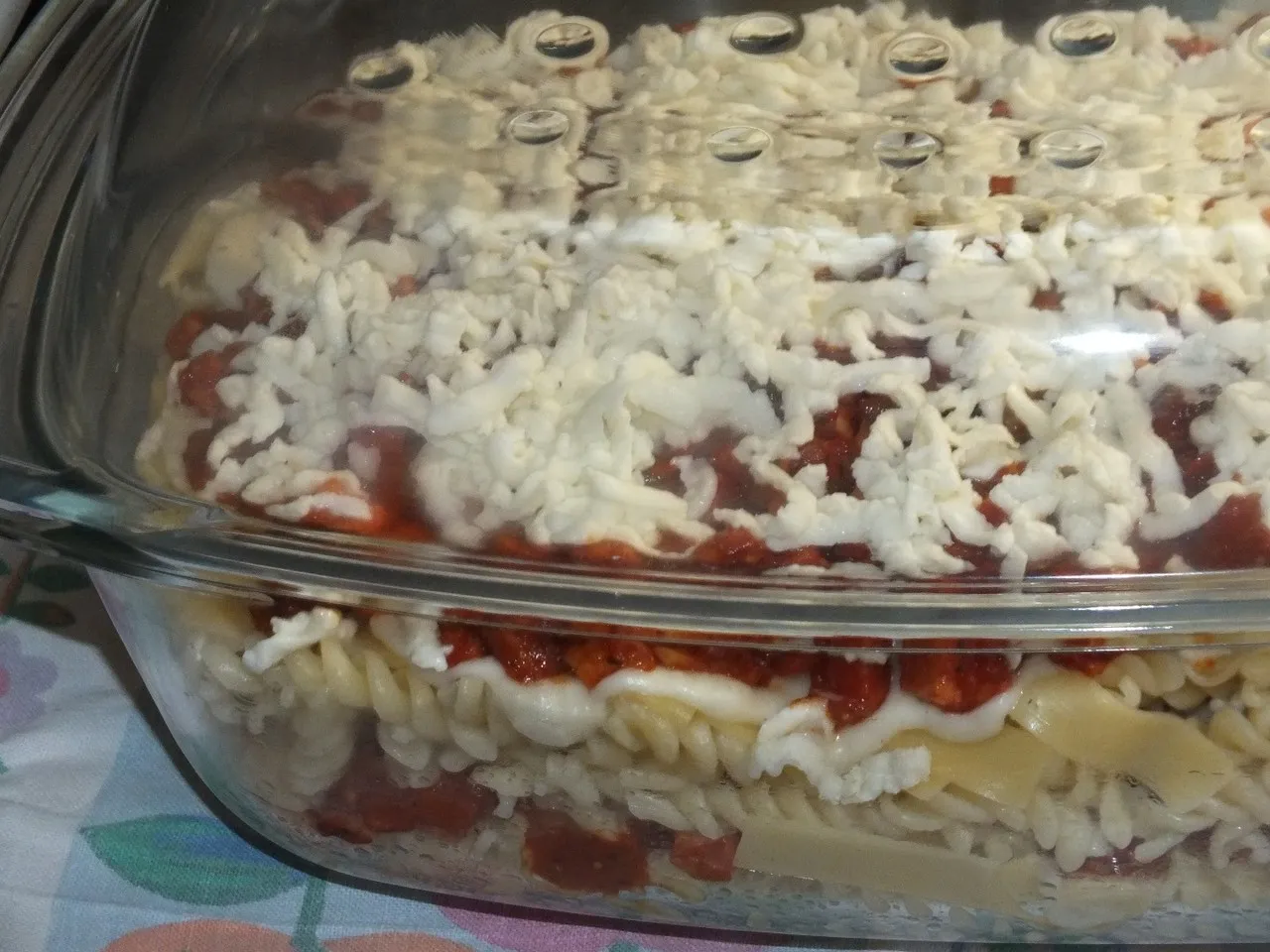 Zapiekanka makaronowa z szynką pod beszamelem