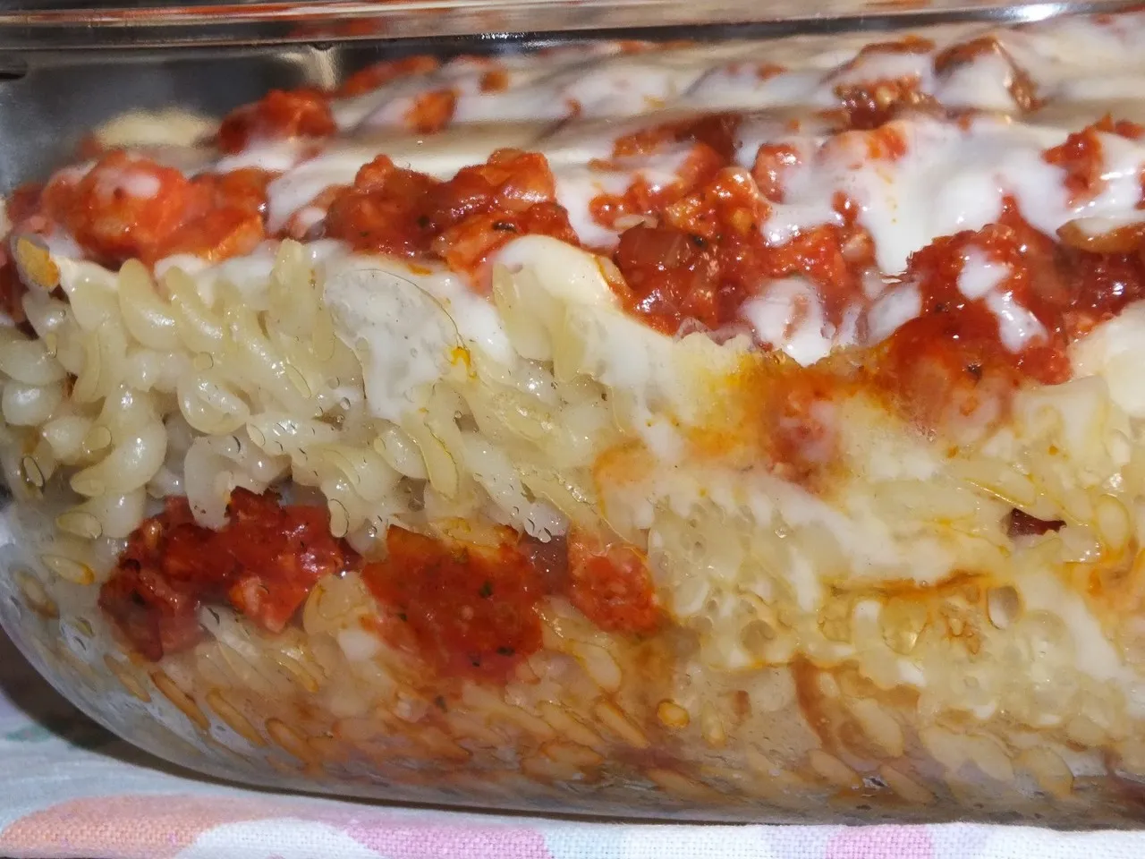 Zapiekanka makaronowa z szynką pod beszamelem