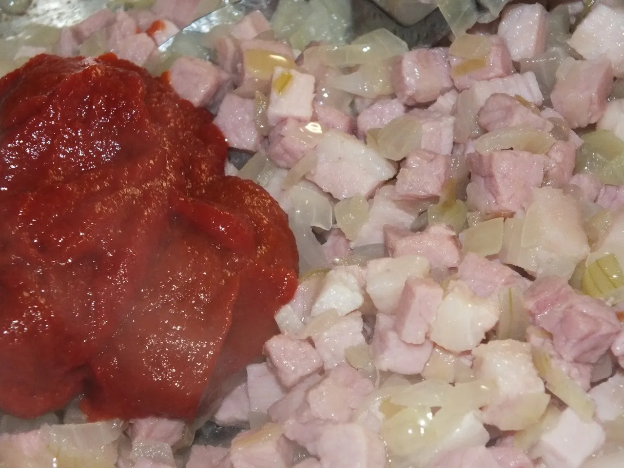 Zapiekanka makaronowa z szynką pod beszamelem