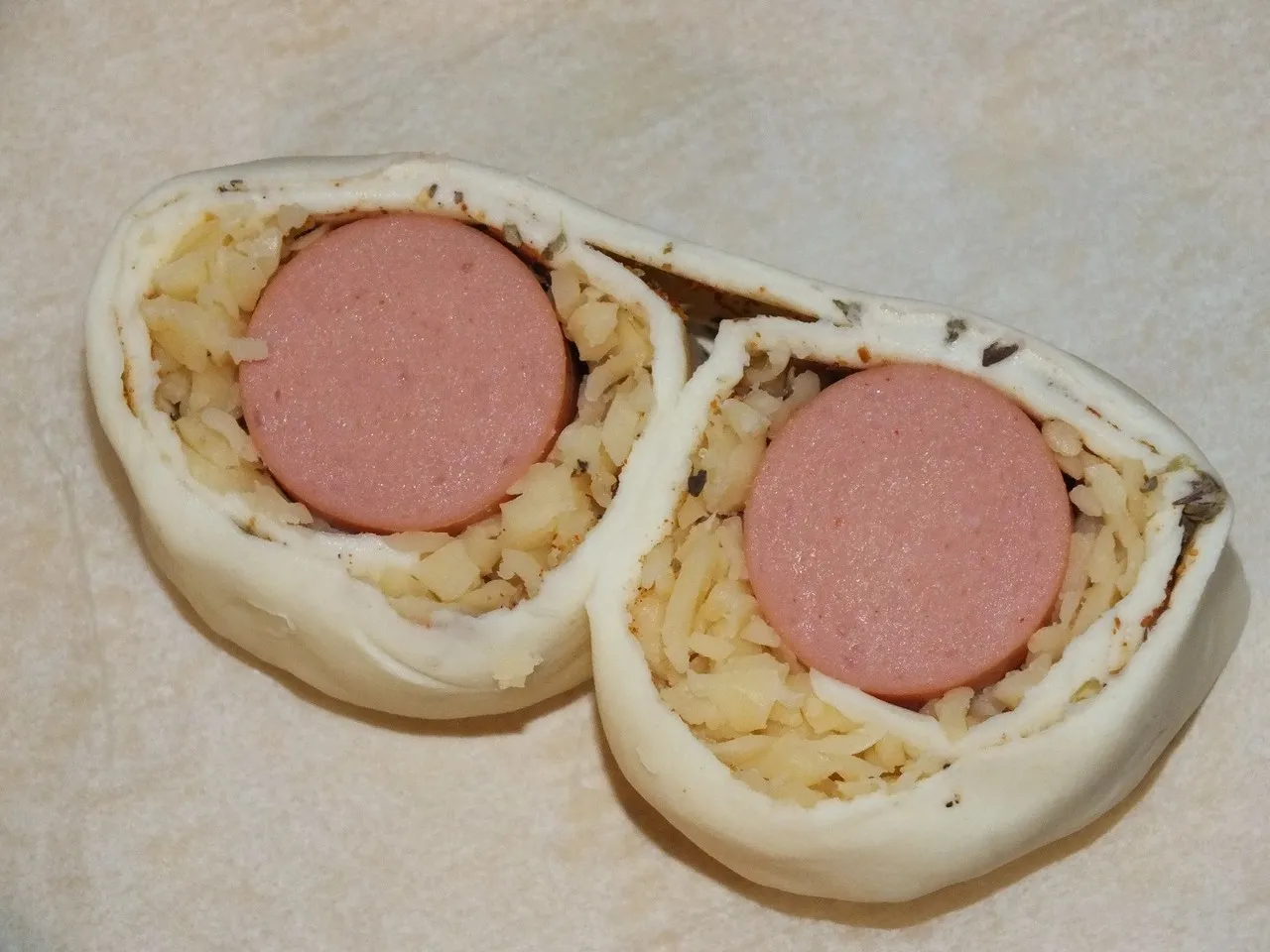 Ślimaczki z ciasta francuskiego z parówką