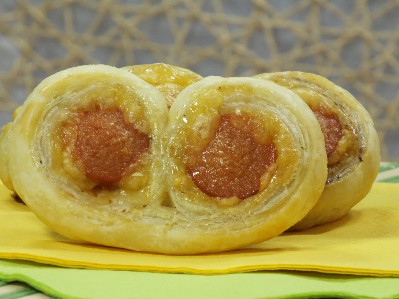 Ślimaczki z ciasta francuskiego z parówką