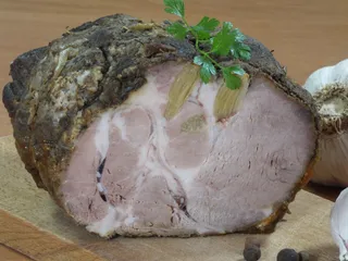 Aromatyczny karczek szpikowany czosnkiem - 1