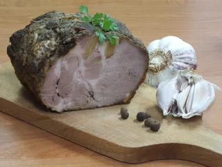 Aromatyczny karczek szpikowany czosnkiem - 2