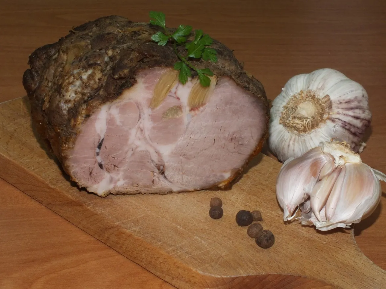 Aromatyczny karczek szpikowany czosnkiem