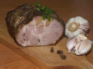 Aromatyczny karczek szpikowany czosnkiem - 21