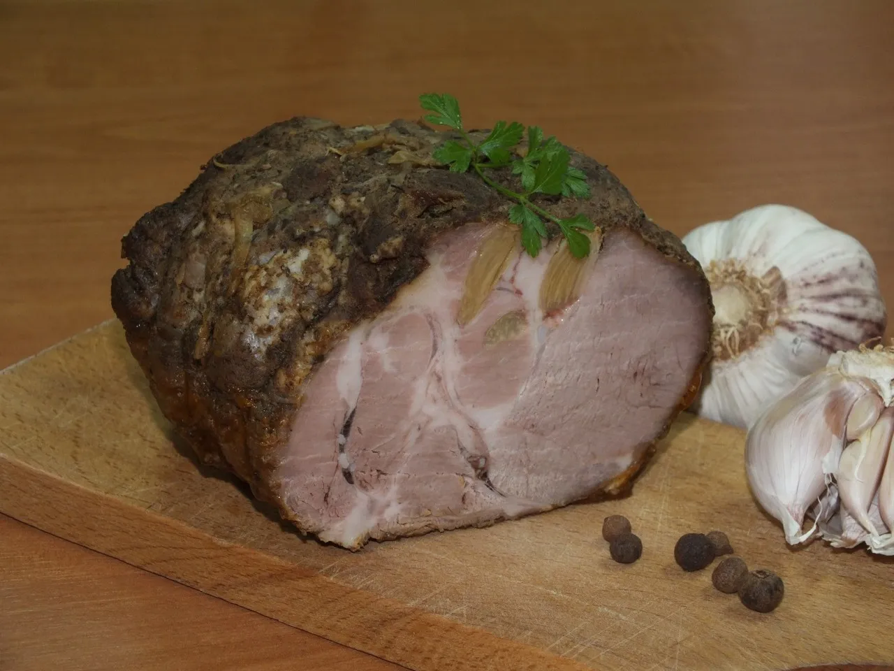 Aromatyczny karczek szpikowany czosnkiem