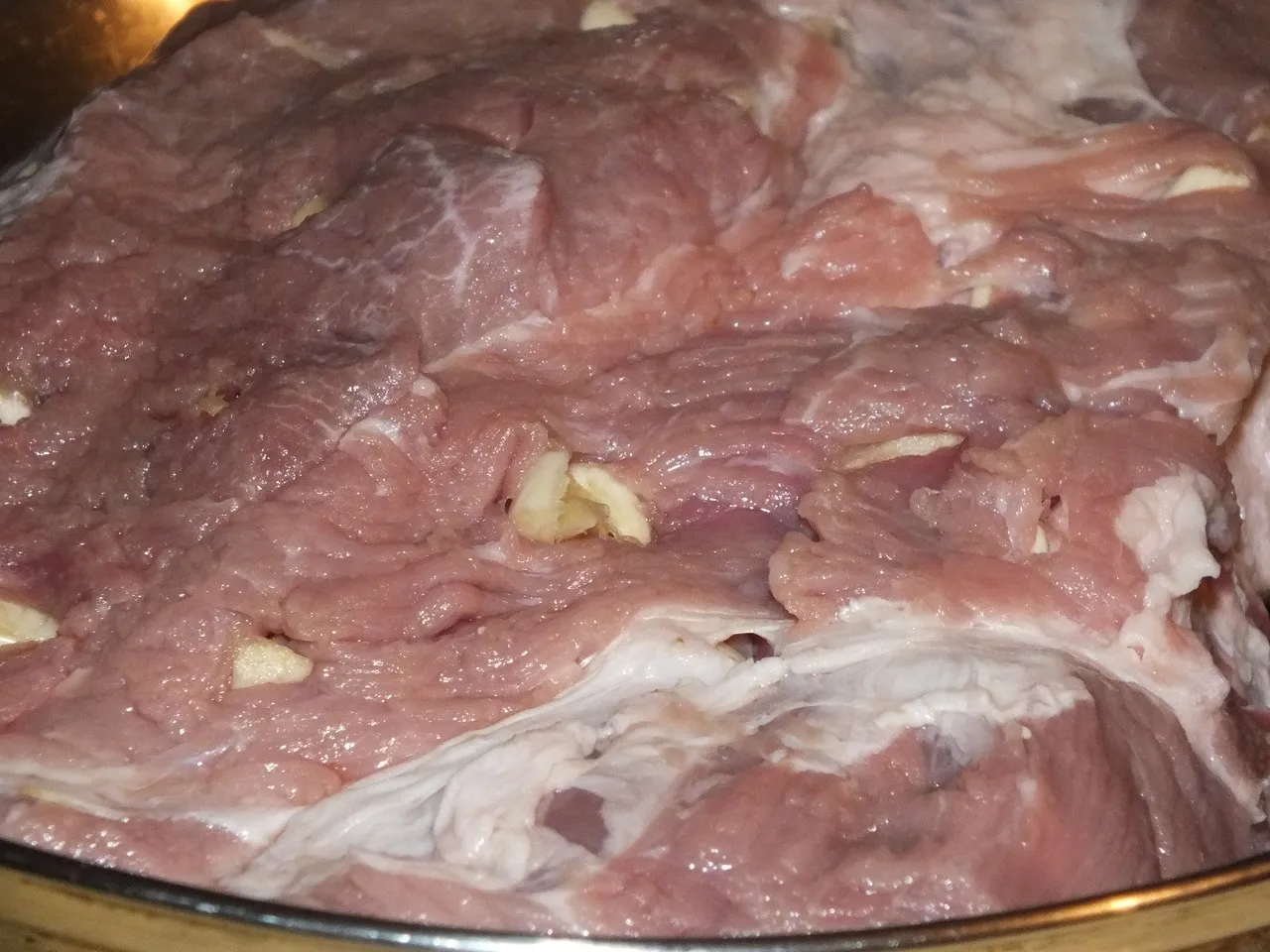 Aromatyczny karczek szpikowany czosnkiem