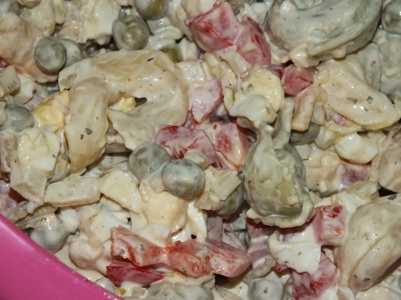 Sałatka czosnkowa z makaronem tortellini