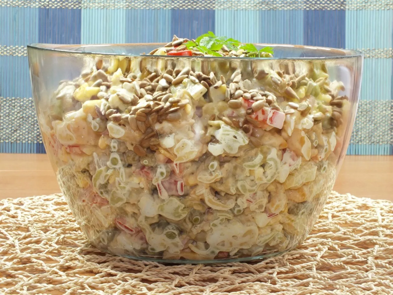 Sałatka czosnkowa z makaronem tortellini