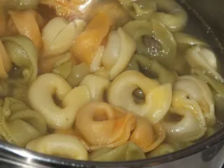 Sałatka czosnkowa z makaronem tortellini - 4