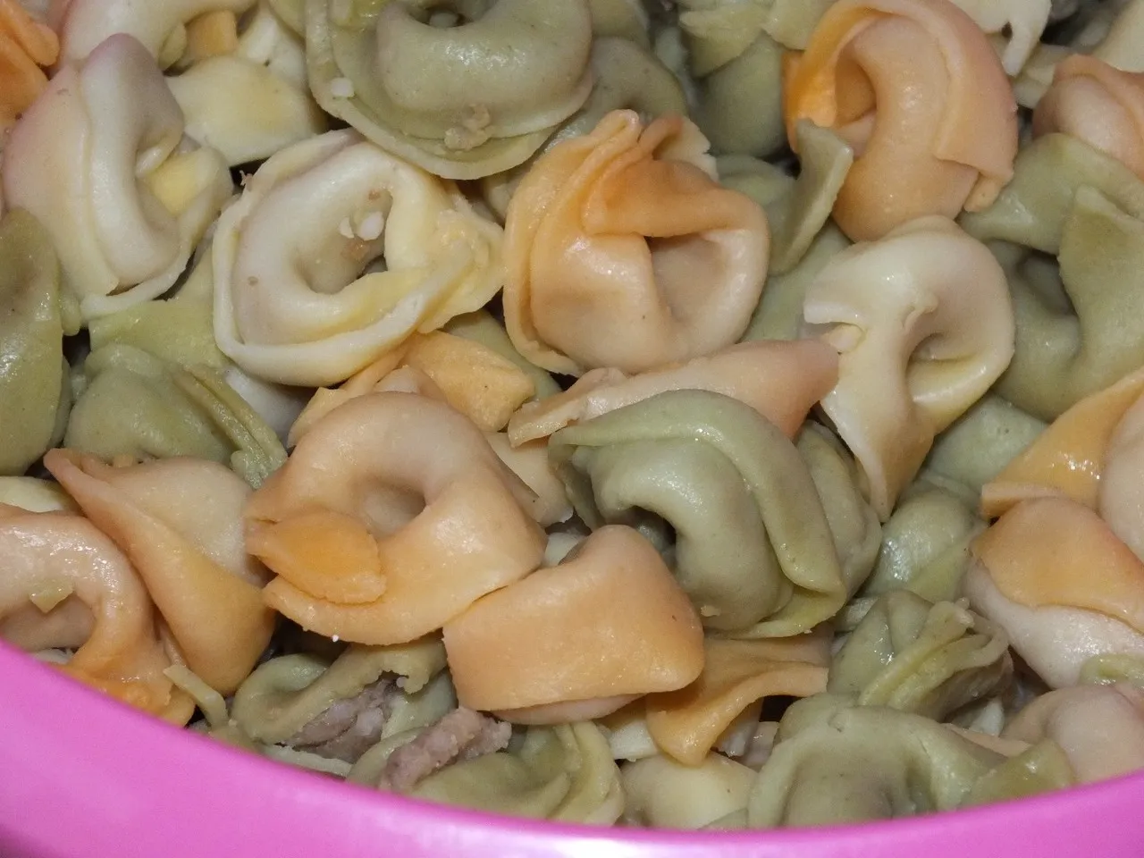 Sałatka czosnkowa z makaronem tortellini