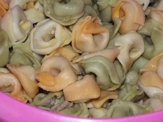 Sałatka czosnkowa z makaronem tortellini - 5