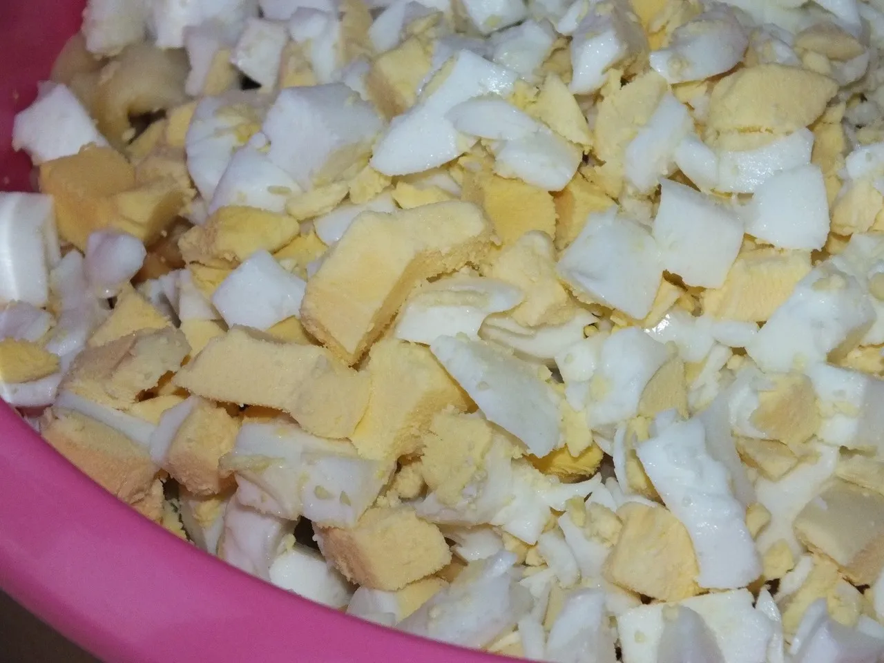 Sałatka czosnkowa z makaronem tortellini