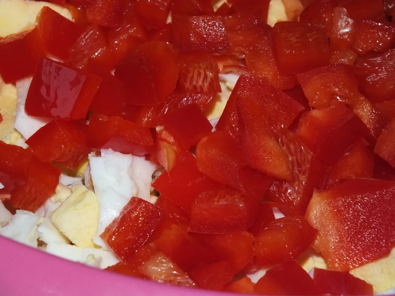 Sałatka czosnkowa z makaronem tortellini