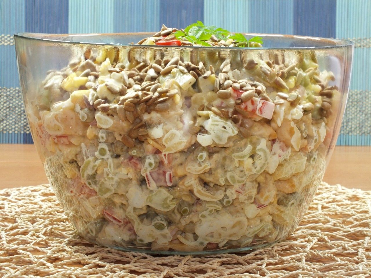 Sałatka czosnkowa z makaronem tortellini