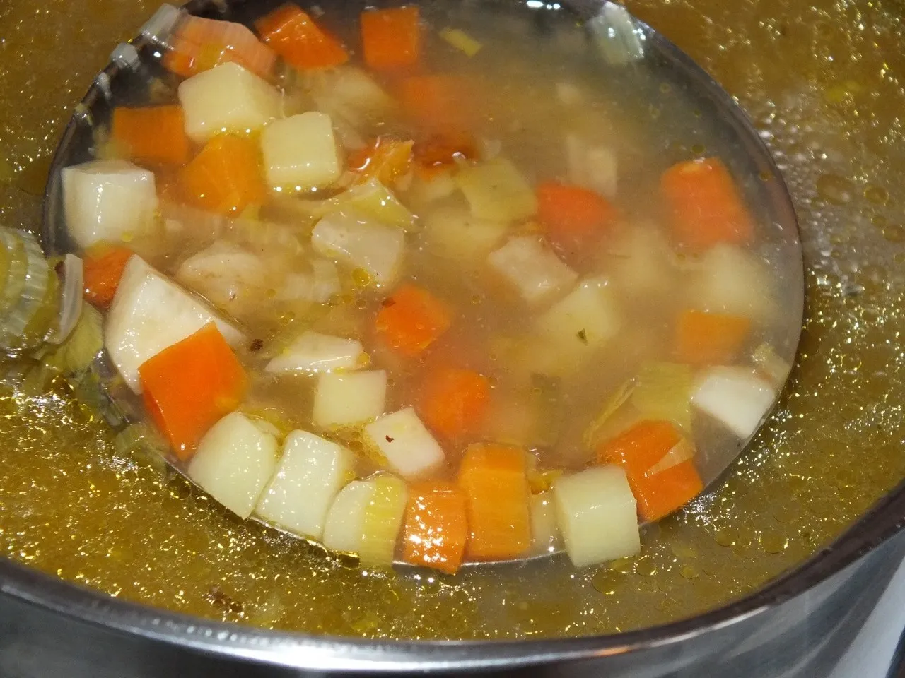 Zupa jarzynowa na wywarze z karpia