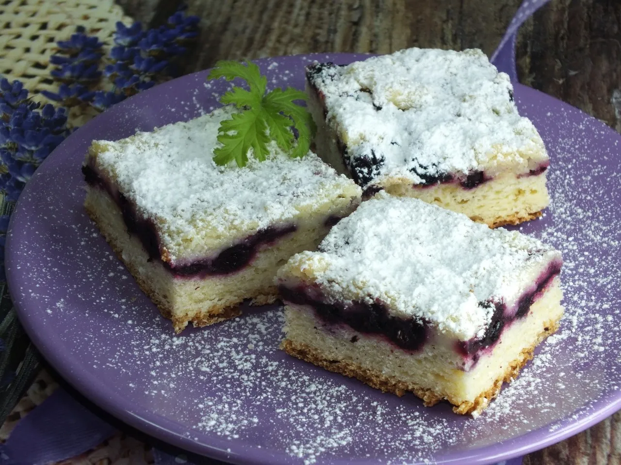 Ciasto drożdżowe z aronią i kruszonką