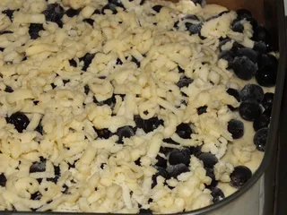 Ciasto drożdżowe z aronią i kruszonką - 13