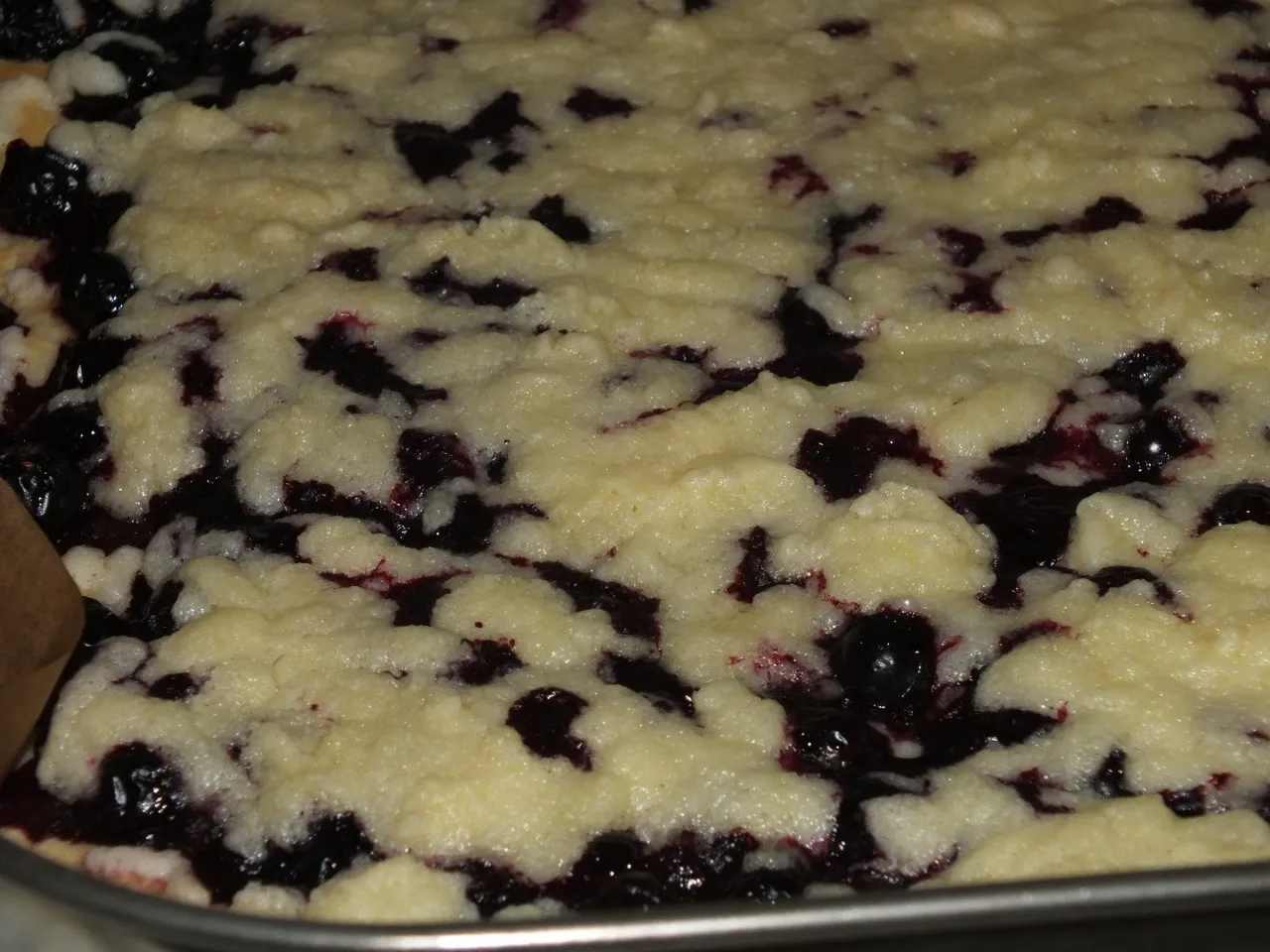 Ciasto drożdżowe z aronią i kruszonką