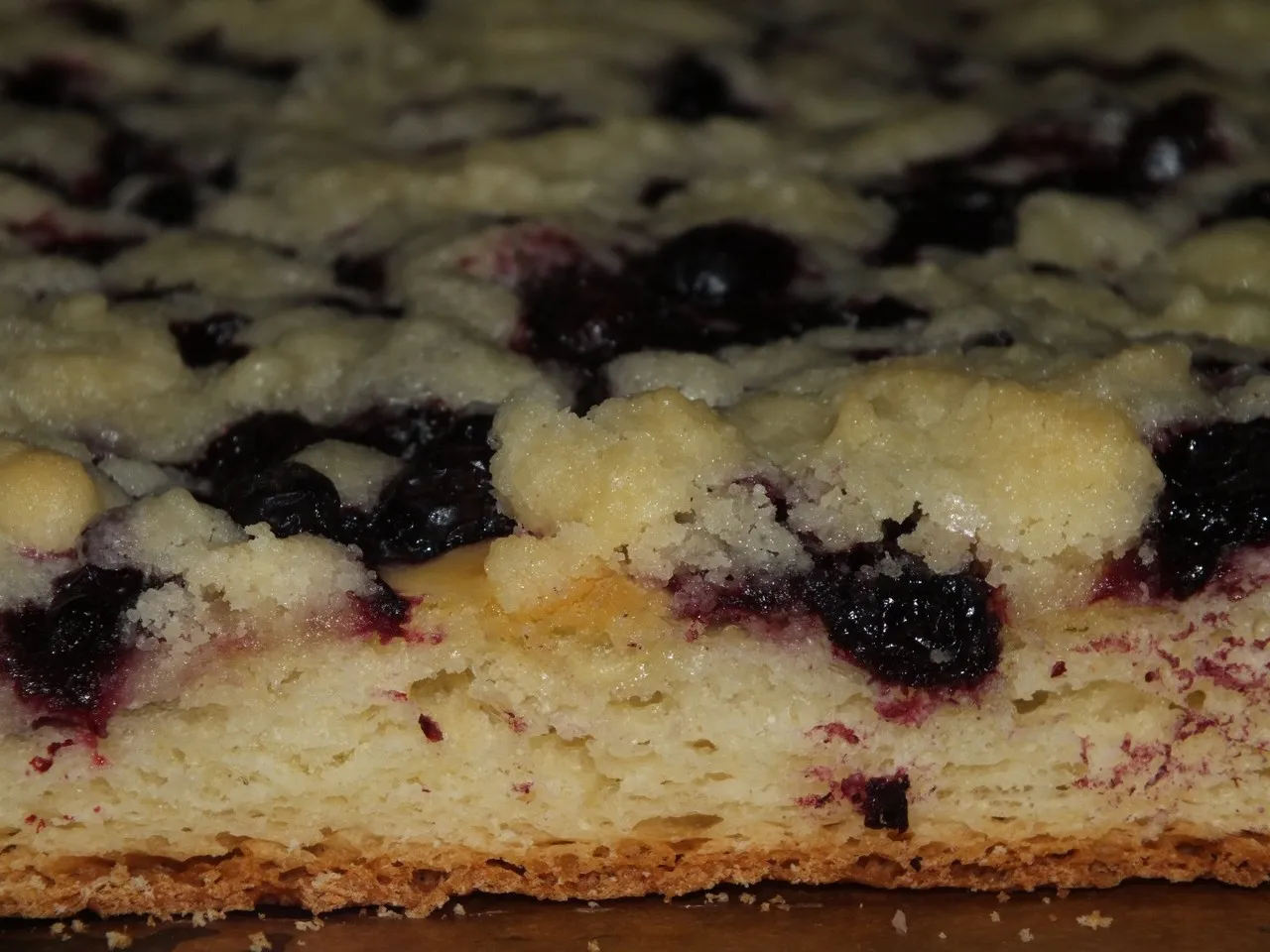 Ciasto drożdżowe z aronią i kruszonką