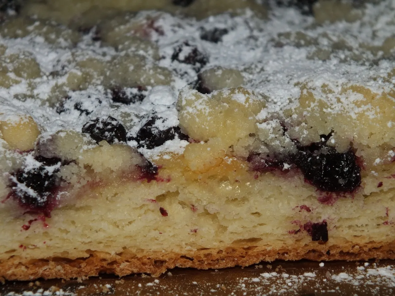 Ciasto drożdżowe z aronią i kruszonką