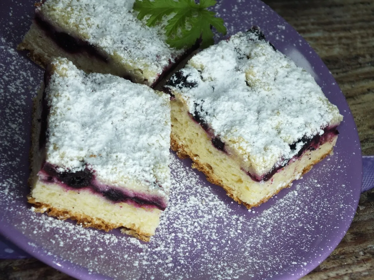 Ciasto drożdżowe z aronią i kruszonką