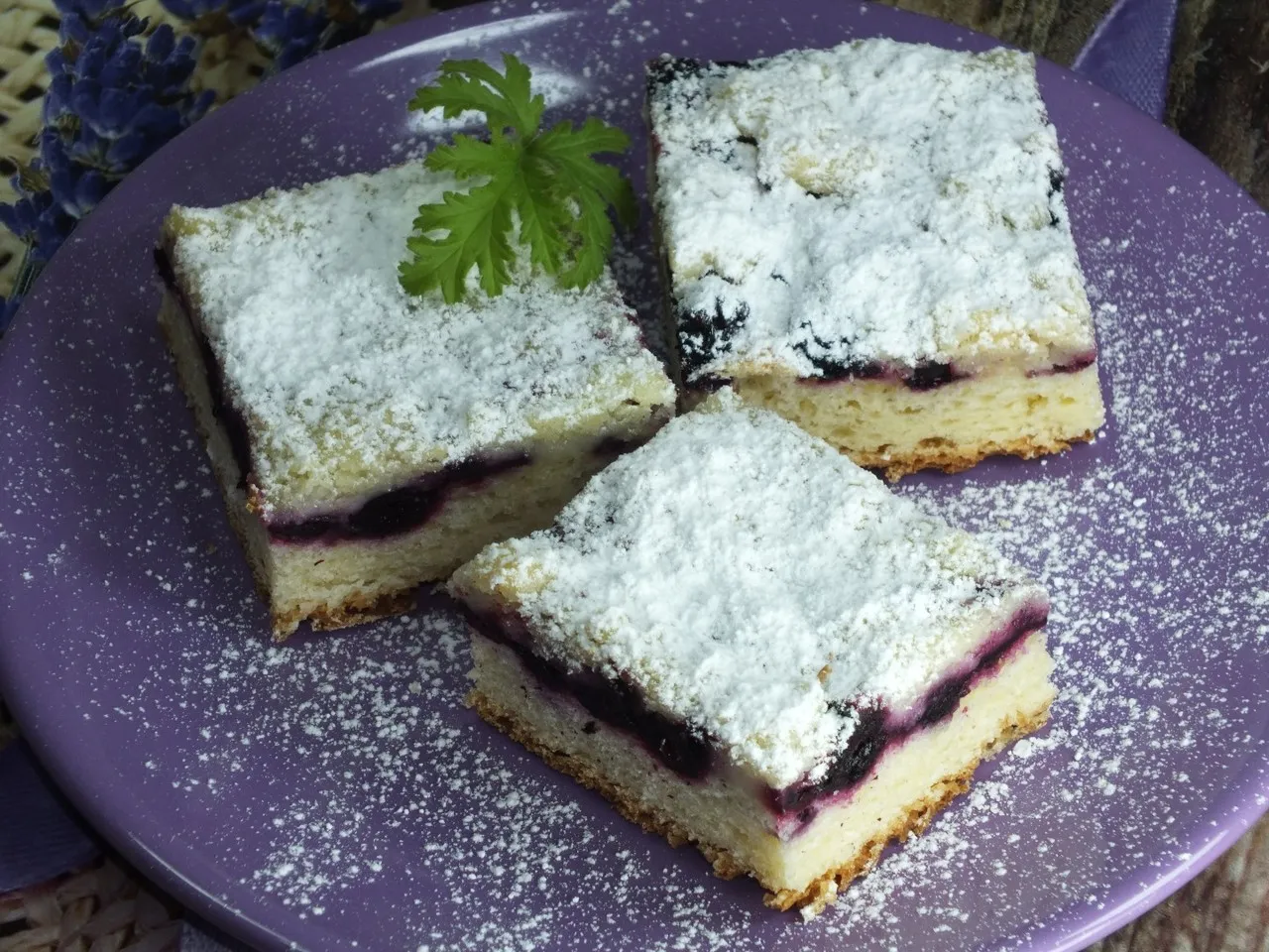 Ciasto drożdżowe z aronią i kruszonką