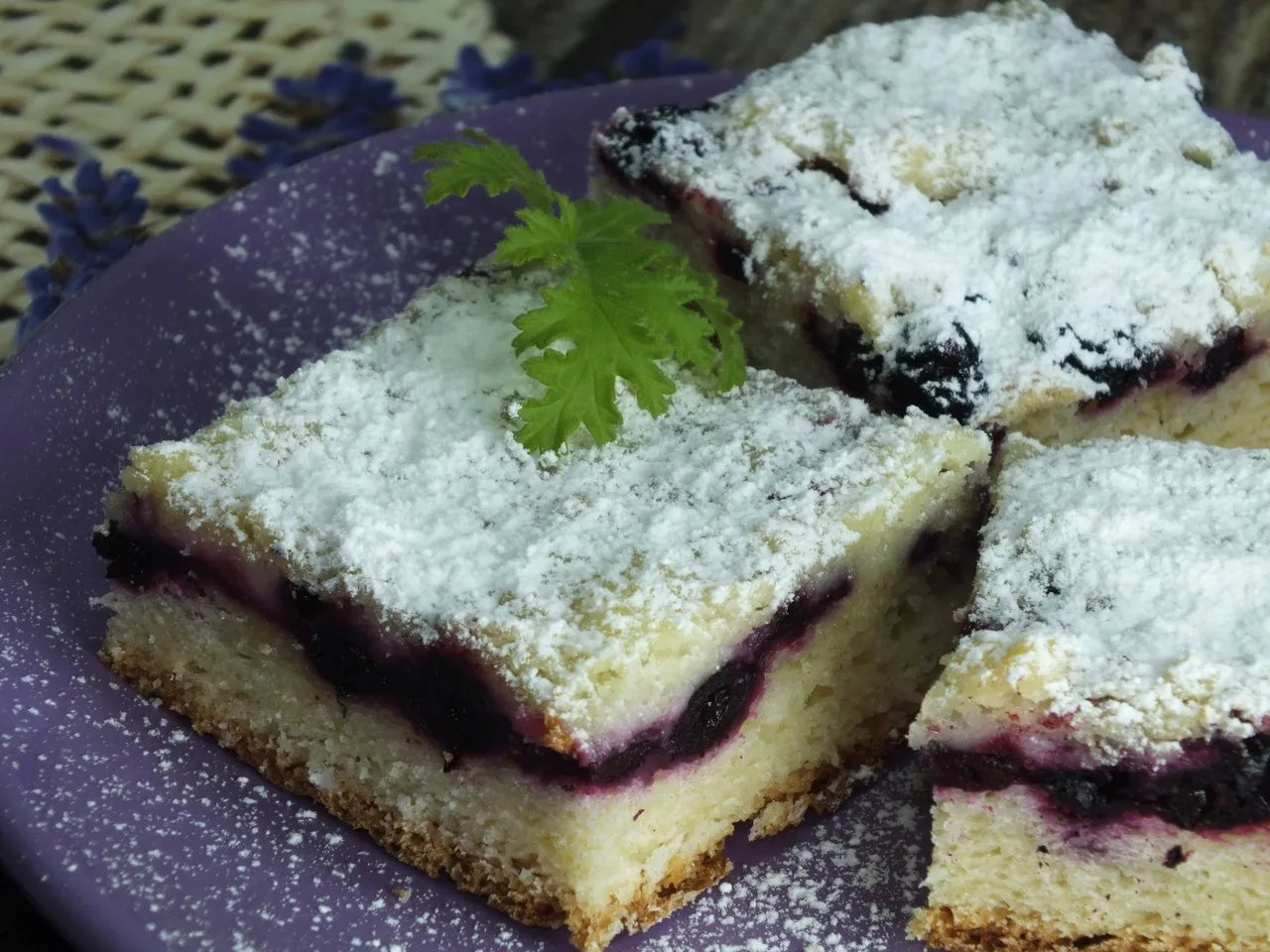 Ciasto drożdżowe z aronią i kruszonką