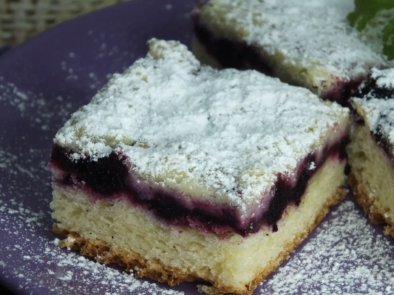 Ciasto drożdżowe z aronią i kruszonką