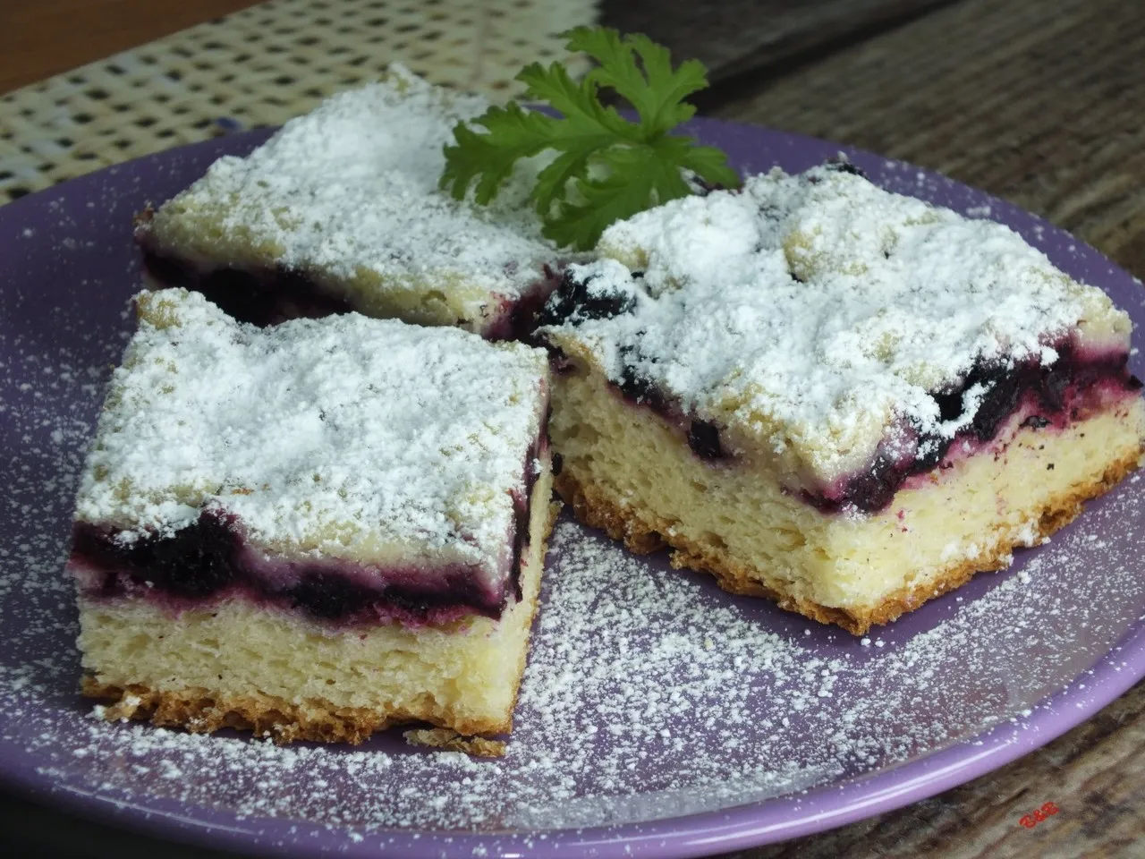 Ciasto drożdżowe z aronią i kruszonką