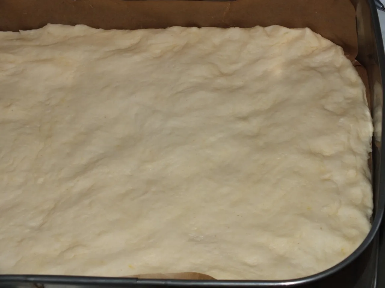 Ciasto drożdżowe z aronią i kruszonką