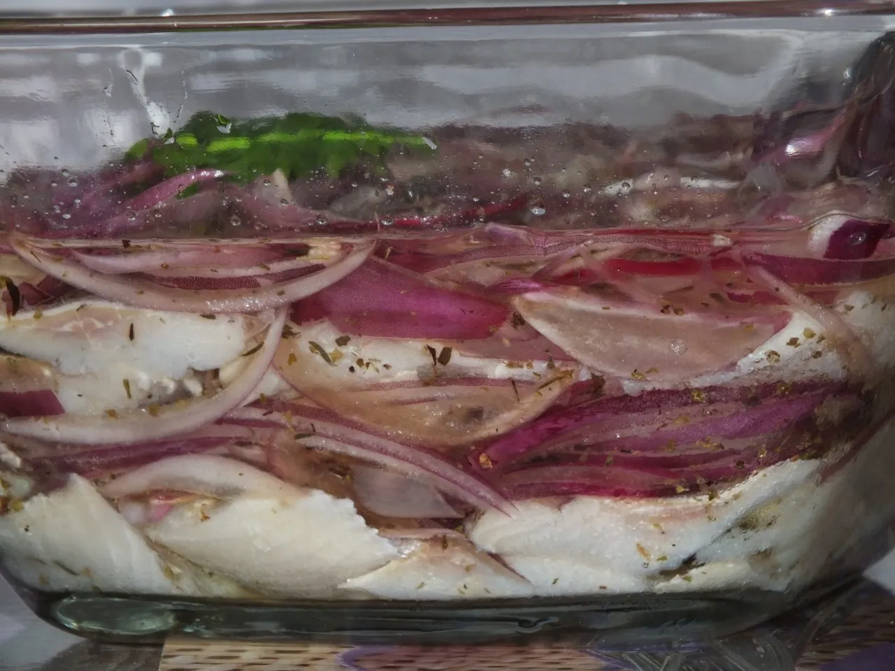 Matiasy z czerwoną cebulką w oleju