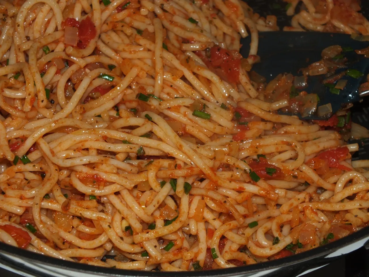 Pełnoziarnisty makaron w pomidorowo-cebulowym sosie