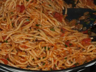 Pełnoziarnisty makaron w pomidorowo-cebulowym sosie - 2