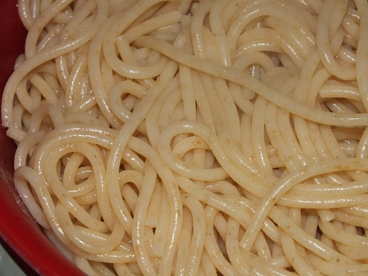 Pełnoziarnisty makaron w pomidorowo-cebulowym sosie