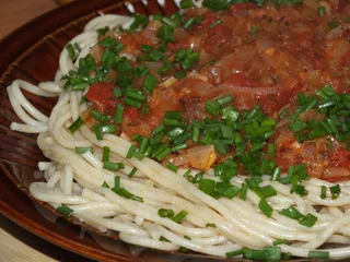 Pełnoziarnisty makaron w pomidorowo-cebulowym sosie - 13