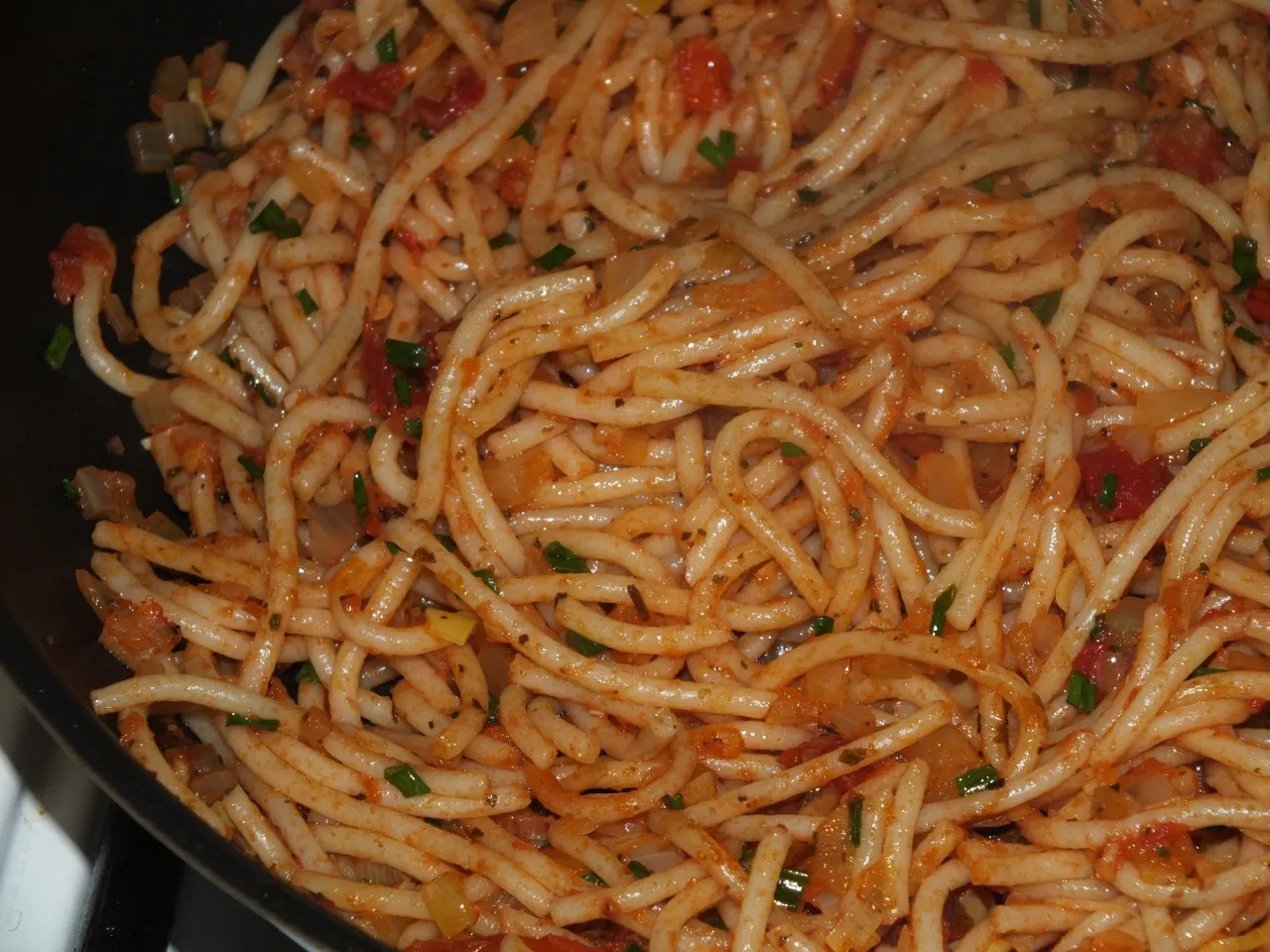 Pełnoziarnisty makaron w pomidorowo-cebulowym sosie
