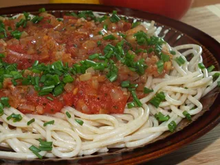 Pełnoziarnisty makaron w pomidorowo-cebulowym sosie - 3