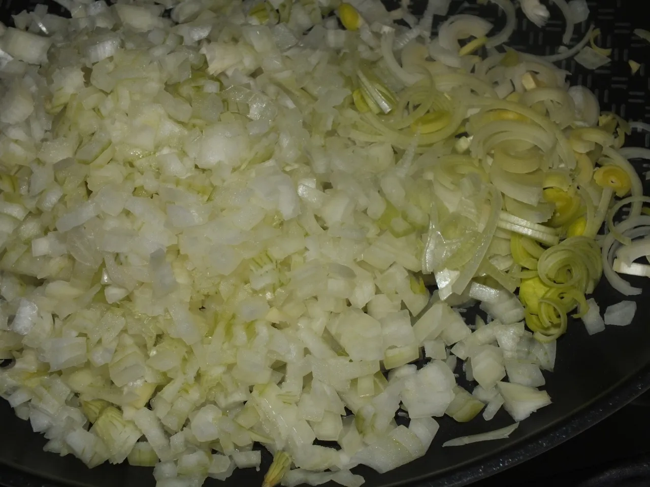 Pełnoziarnisty makaron w pomidorowo-cebulowym sosie