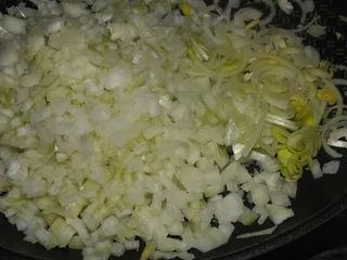 Pełnoziarnisty makaron w pomidorowo-cebulowym sosie - 4