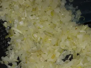 Pełnoziarnisty makaron w pomidorowo-cebulowym sosie - 5