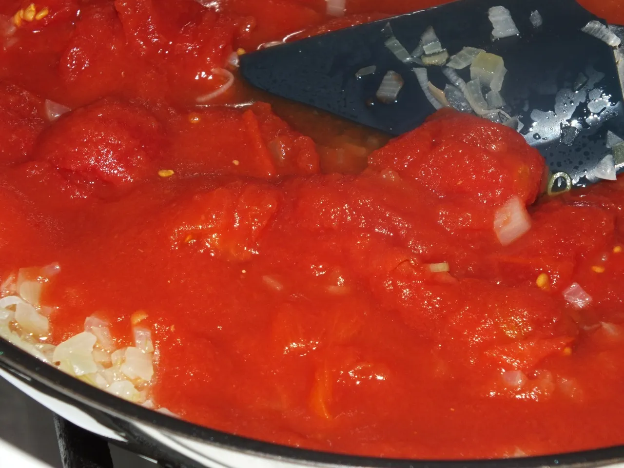 Pełnoziarnisty makaron w pomidorowo-cebulowym sosie