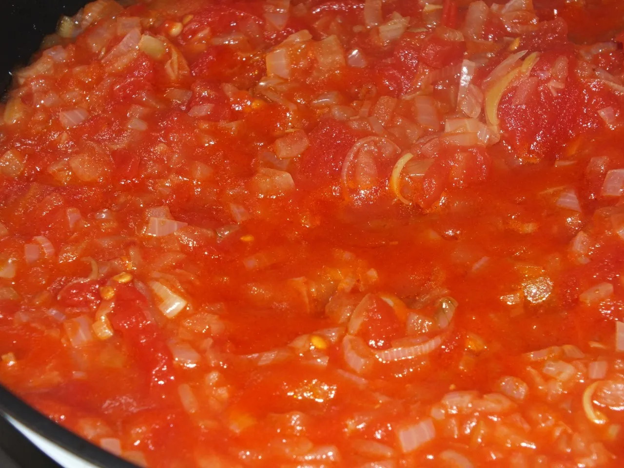 Pełnoziarnisty makaron w pomidorowo-cebulowym sosie