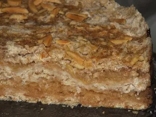 Pełnoziarnista sypana szarlotka z orzeszkami ziemnymi - 1