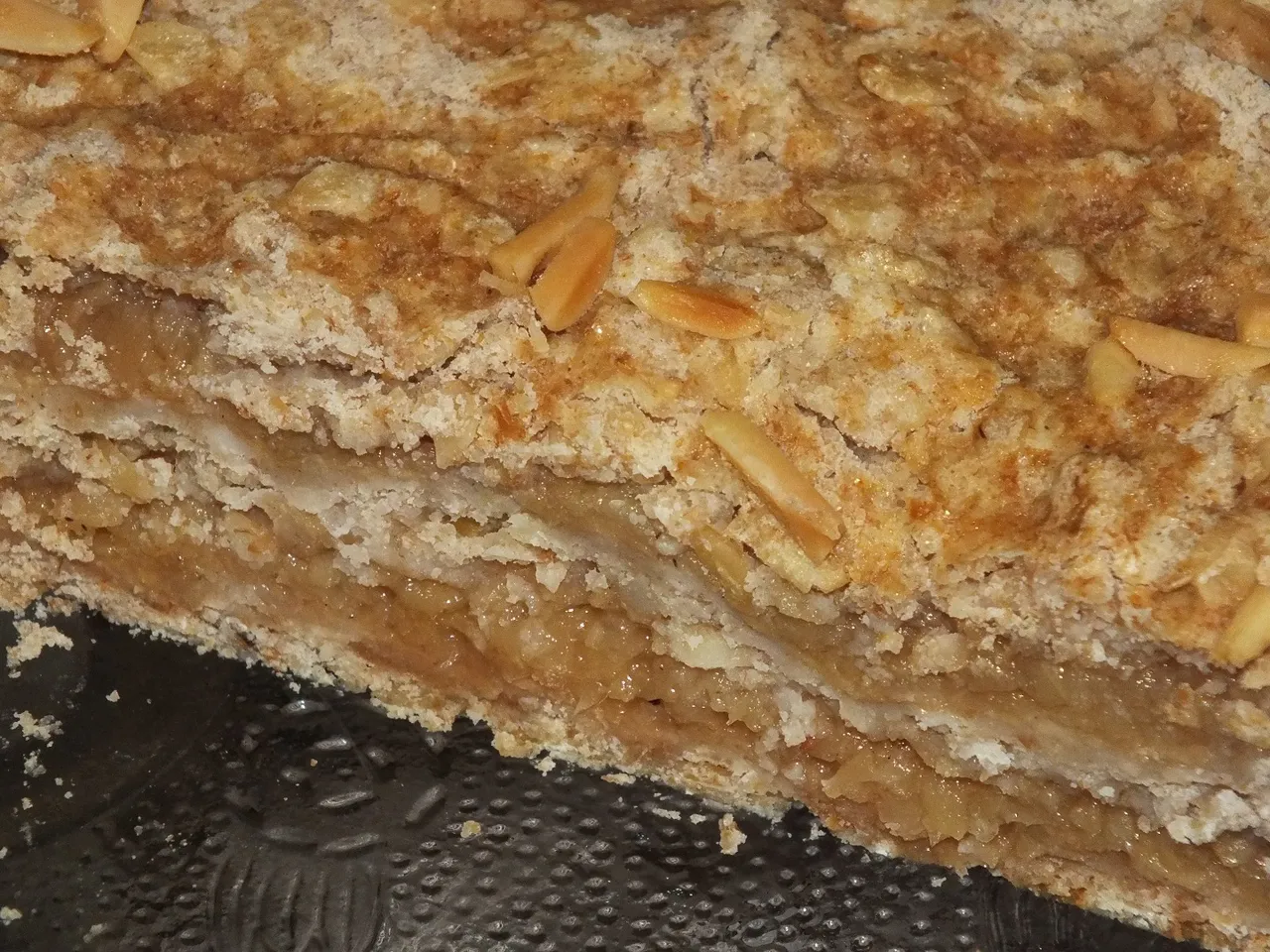 Pełnoziarnista sypana szarlotka z orzeszkami ziemnymi