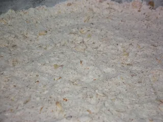 Pełnoziarnista sypana szarlotka z orzeszkami ziemnymi - 13