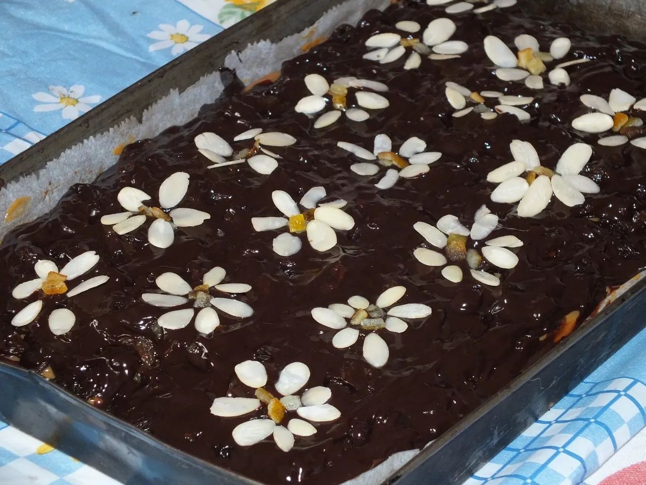 Mazurek na kruchym spodzie z bakaliami i czekoladą