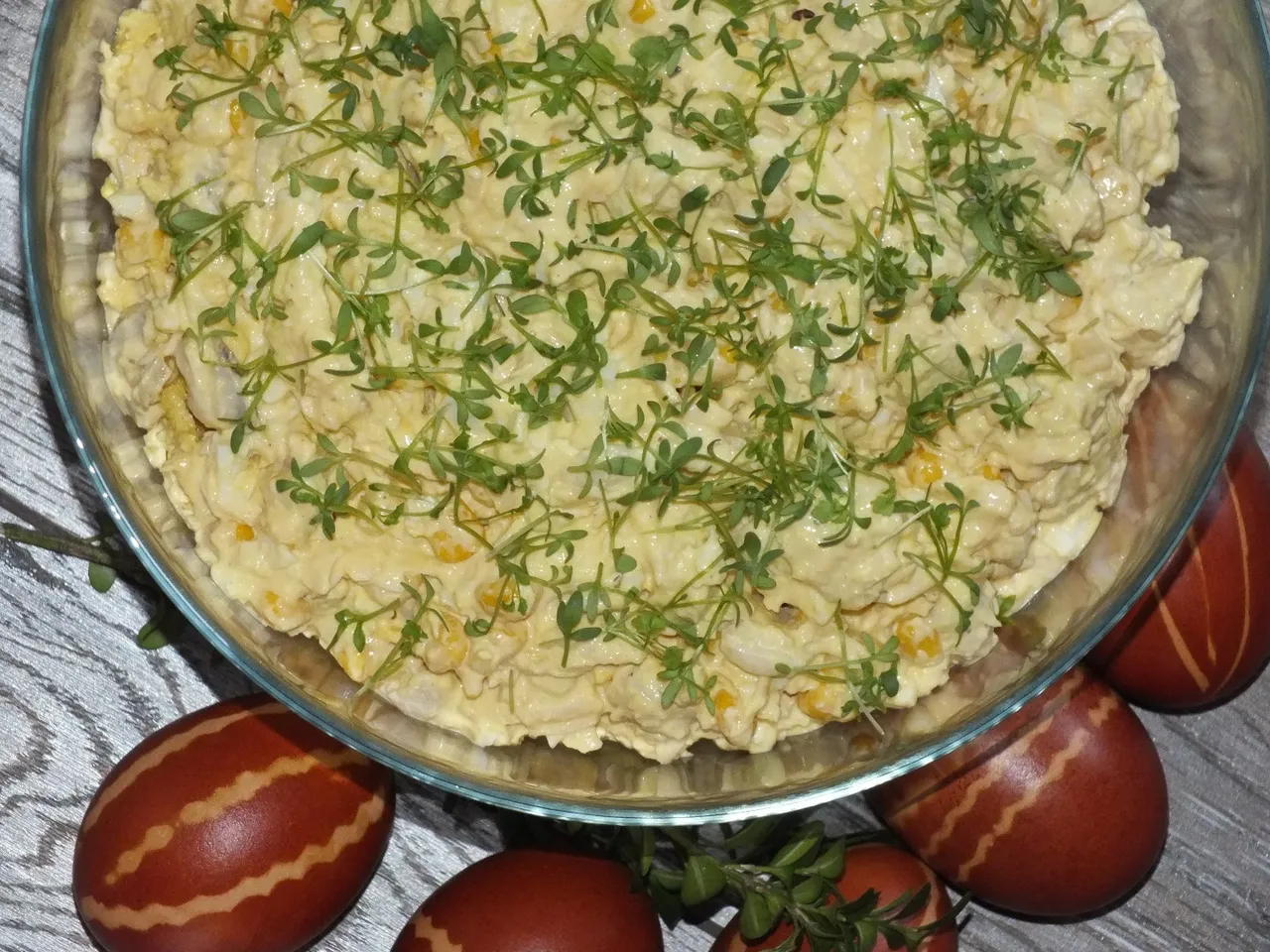 Sałatka z jajeczka z kurczakiem i pieczarkami