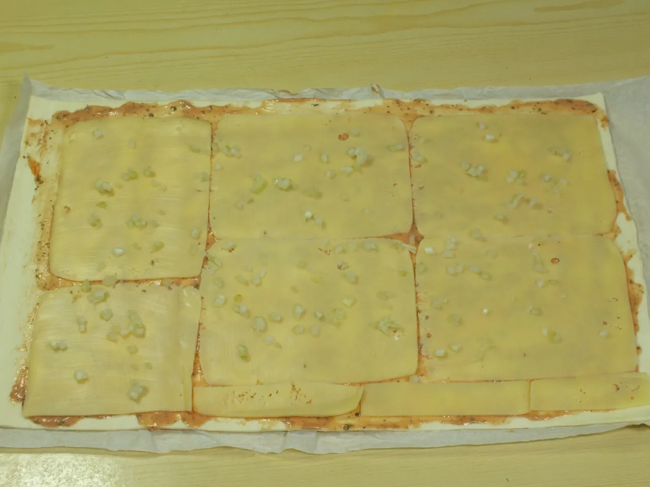Ślimaczki z ciasta francuskiego z żółtym serem i szynką